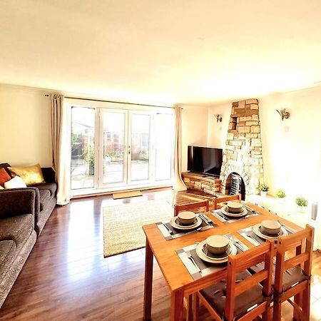 Cosy Luxurious 3 Bedroom House, Free Parking, Free Wifi, Private Garden, Free Netflix Havering ภายนอก รูปภาพ