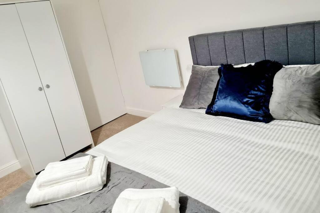 Cosy Luxurious 3 Bedroom House, Free Parking, Free Wifi, Private Garden, Free Netflix Havering ภายนอก รูปภาพ