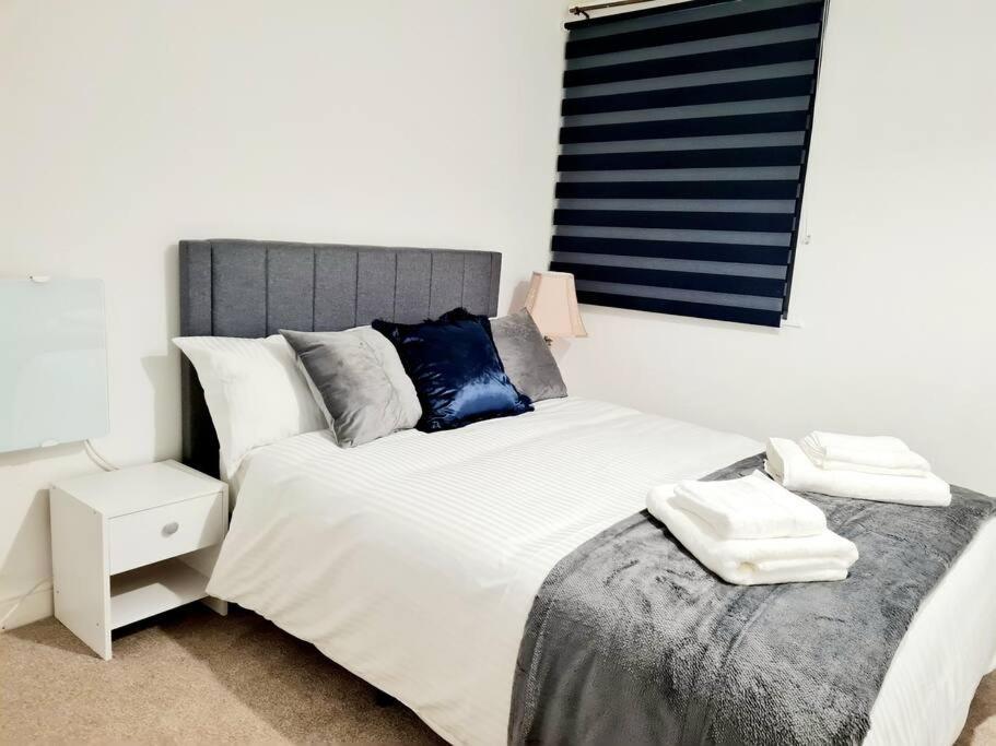 Cosy Luxurious 3 Bedroom House, Free Parking, Free Wifi, Private Garden, Free Netflix Havering ภายนอก รูปภาพ