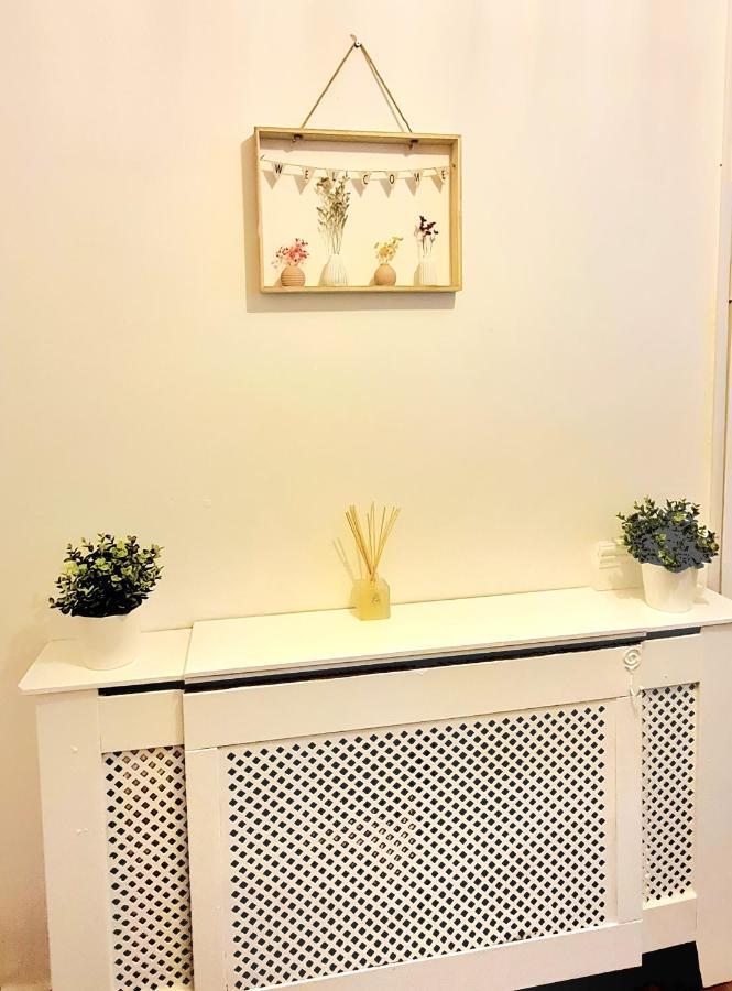 Cosy Luxurious 3 Bedroom House, Free Parking, Free Wifi, Private Garden, Free Netflix Havering ภายนอก รูปภาพ