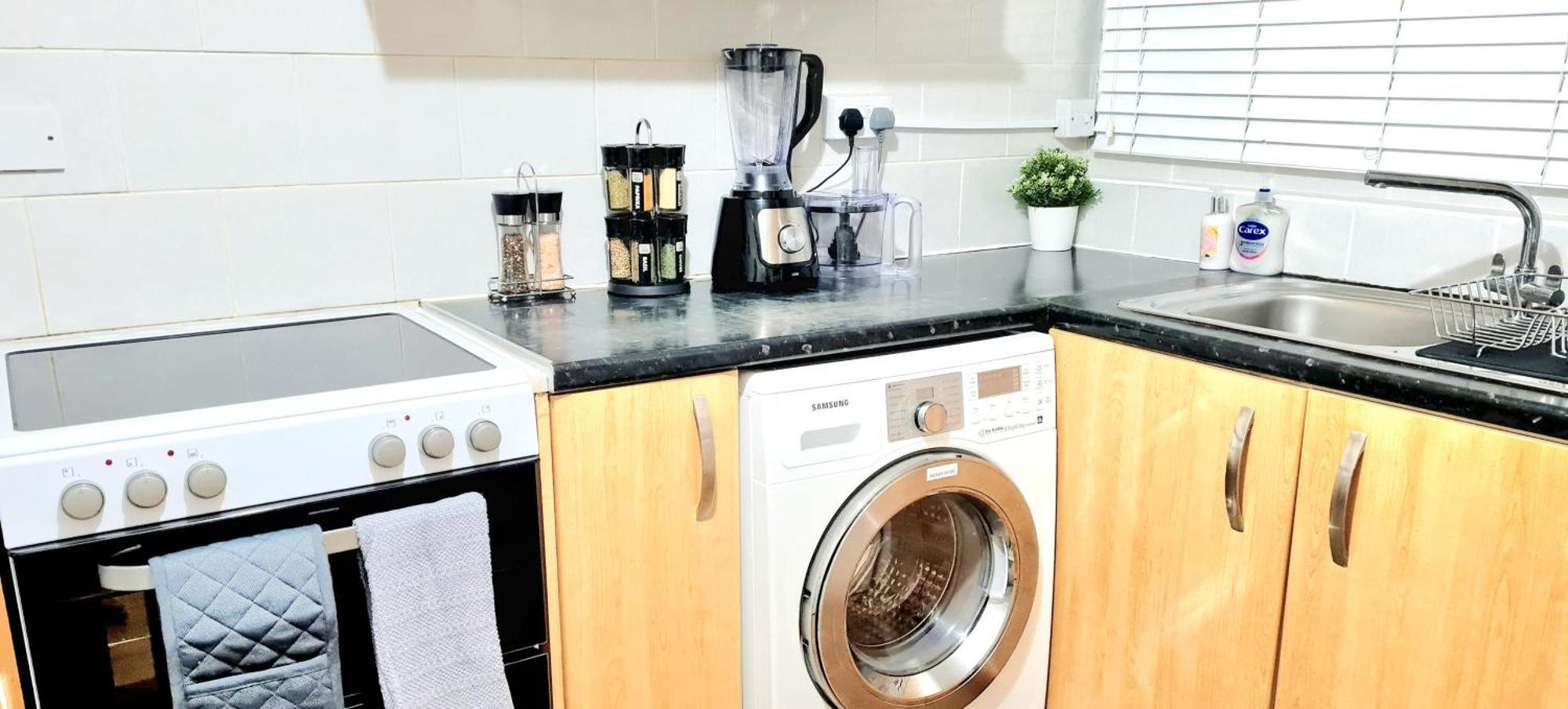 Cosy Luxurious 3 Bedroom House, Free Parking, Free Wifi, Private Garden, Free Netflix Havering ภายนอก รูปภาพ