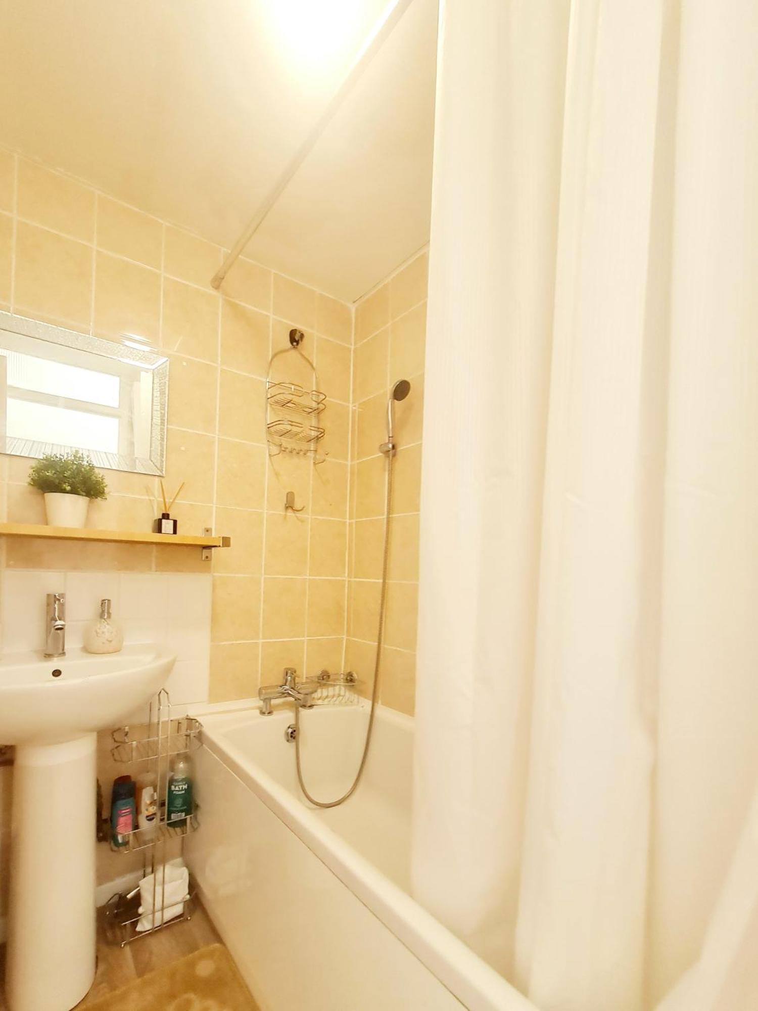 Cosy Luxurious 3 Bedroom House, Free Parking, Free Wifi, Private Garden, Free Netflix Havering ภายนอก รูปภาพ